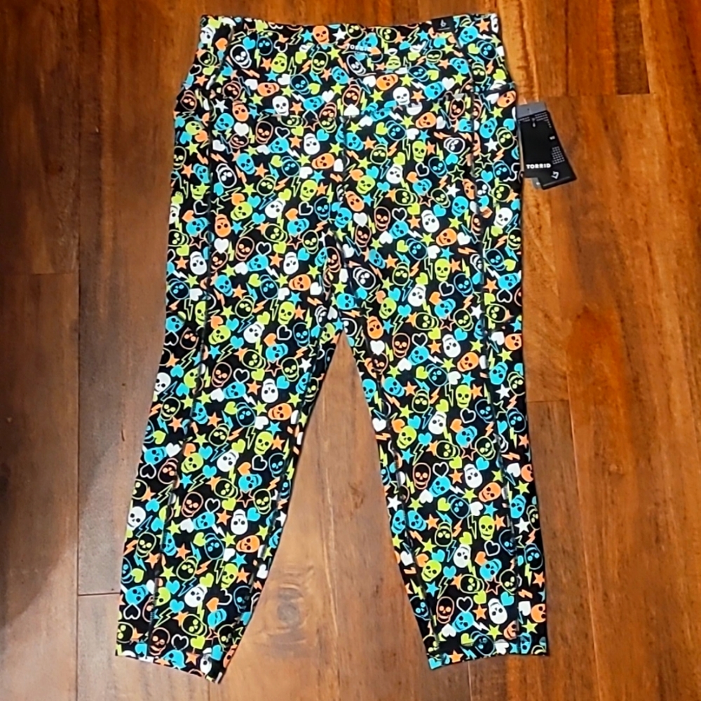 💖 3/$75 NWT Torrid Neon Skull Lightning Heart Crop Active Legging